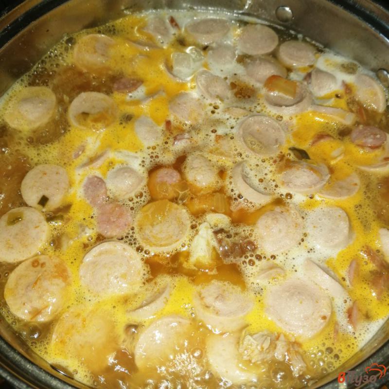 Фото приготовление рецепта: Мясной суп с сосисками, копченостями и языком шаг №14