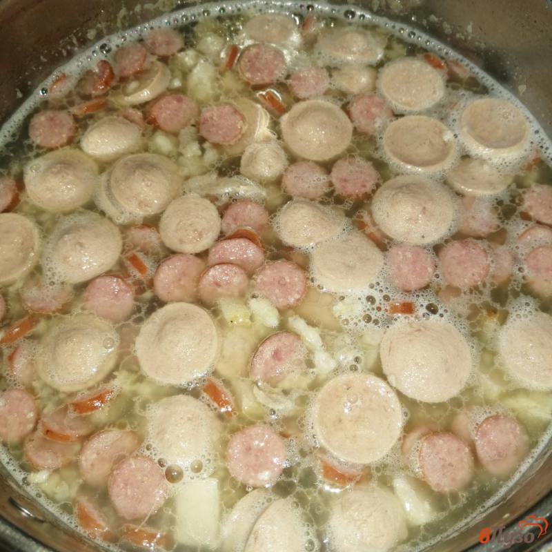 Фото приготовление рецепта: Мясной суп с сосисками, копченостями и языком шаг №13