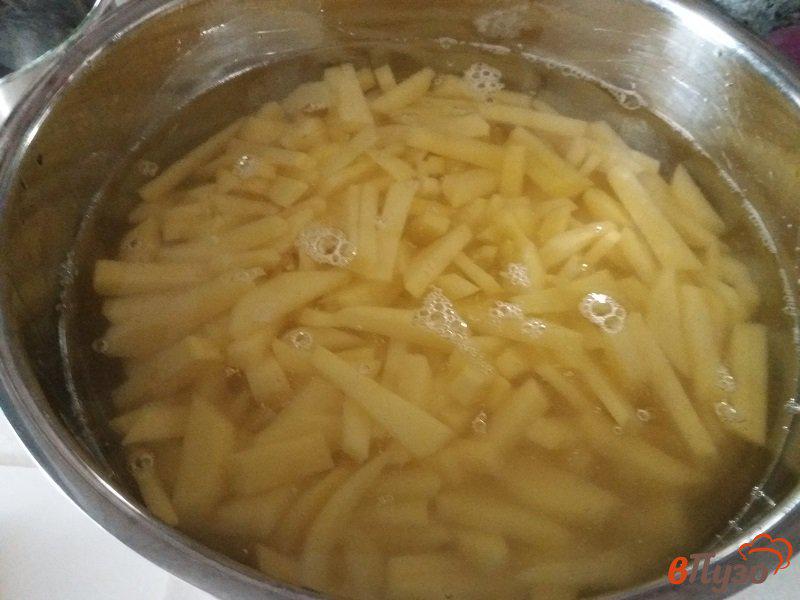Фото приготовление рецепта: Жаренный картофель с луком, куркумой и укропом шаг №1