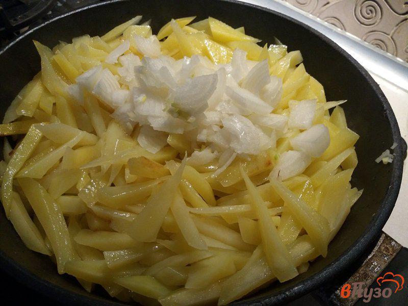 Фото приготовление рецепта: Жаренный картофель с луком, куркумой и укропом шаг №2