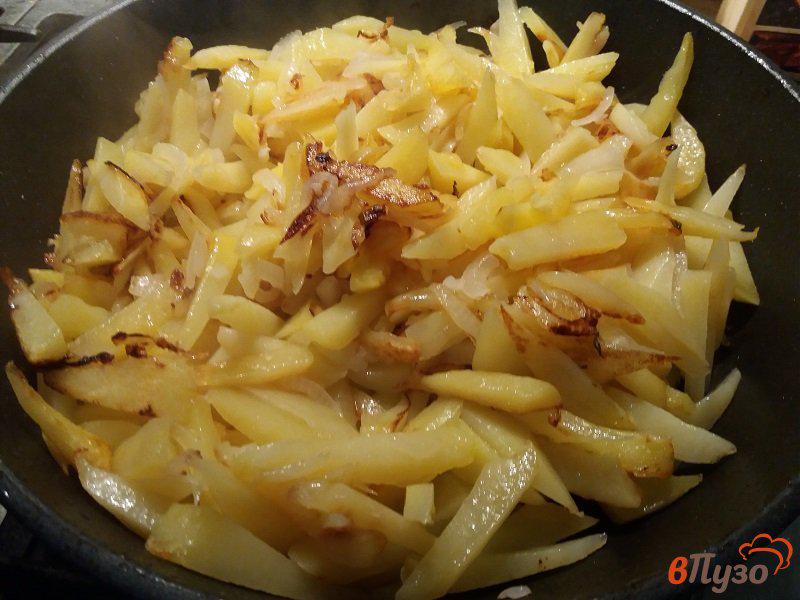 Фото приготовление рецепта: Жаренный картофель с луком, куркумой и укропом шаг №3