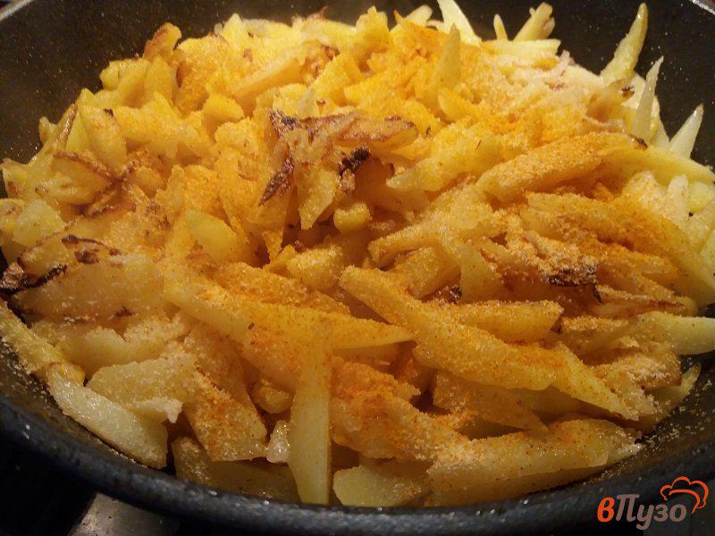 Фото приготовление рецепта: Жаренный картофель с луком, куркумой и укропом шаг №4
