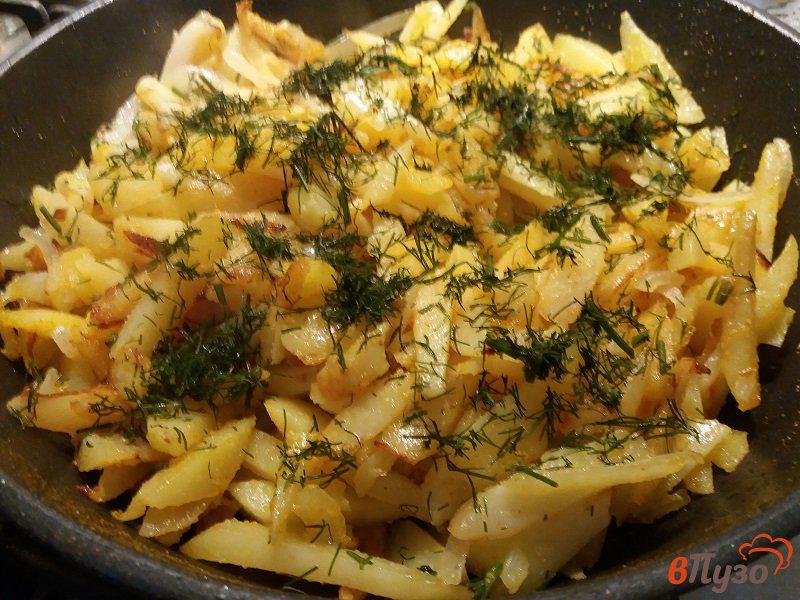 Фото приготовление рецепта: Жаренный картофель с луком, куркумой и укропом шаг №5