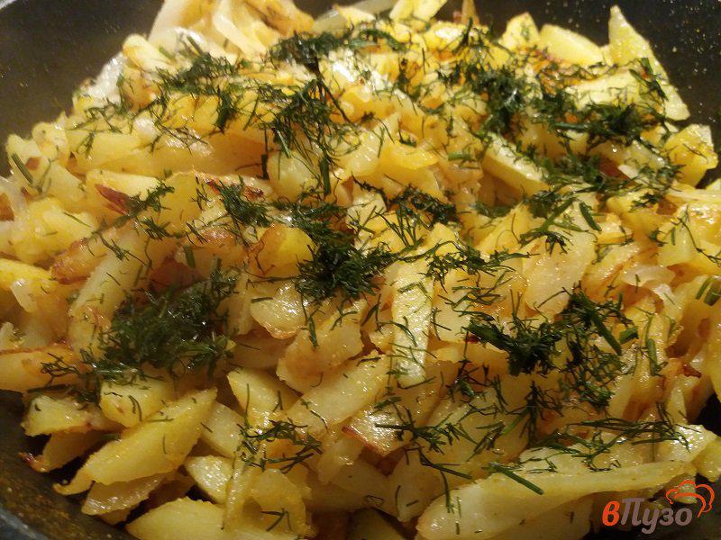 Фото приготовление рецепта: Жаренный картофель с луком, куркумой и укропом шаг №6