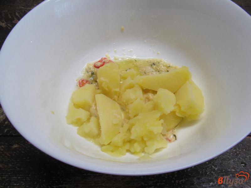 Фото приготовление рецепта: Картофельный салат с кукурузой и огурцом шаг №2