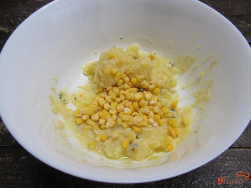 Фото приготовление рецепта: Картофельный салат с кукурузой и огурцом шаг №3