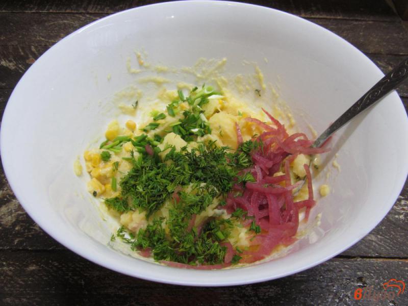Фото приготовление рецепта: Картофельный салат с кукурузой и огурцом шаг №5