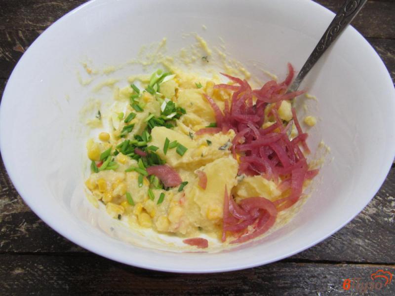 Фото приготовление рецепта: Картофельный салат с кукурузой и огурцом шаг №4