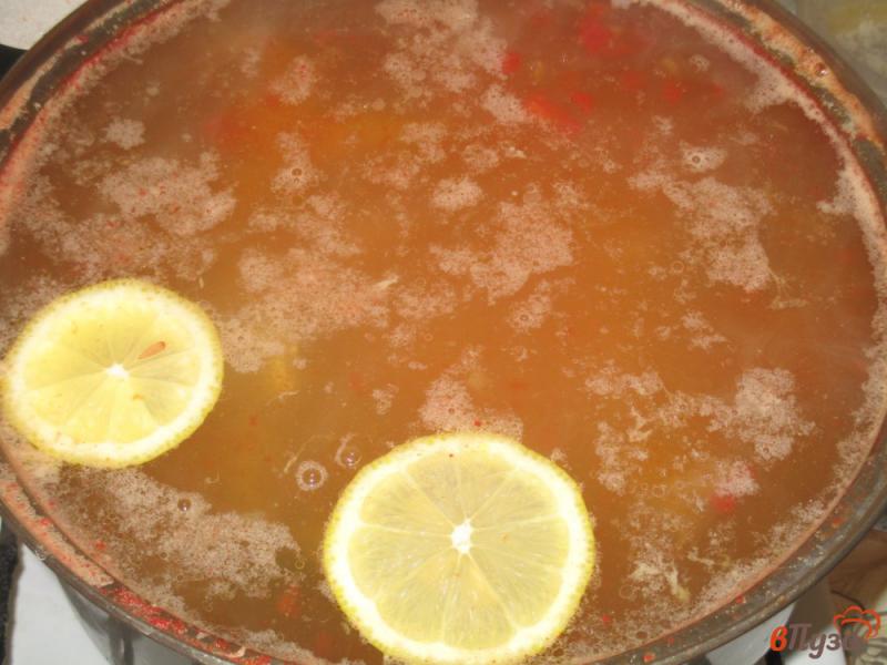 Фото приготовление рецепта: Суп из скумбрии с помидорами шаг №4
