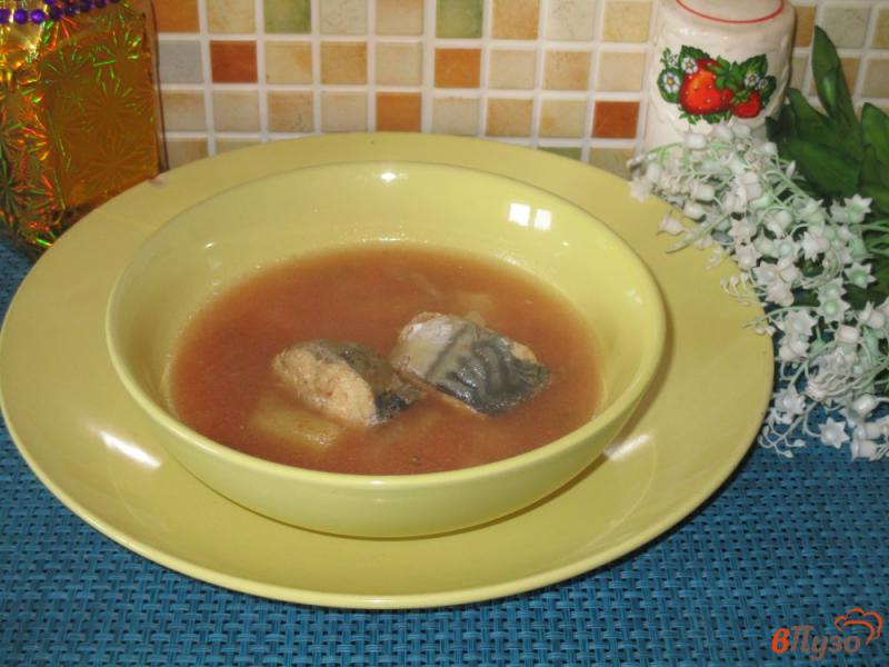 Фото приготовление рецепта: Суп из скумбрии с помидорами шаг №5