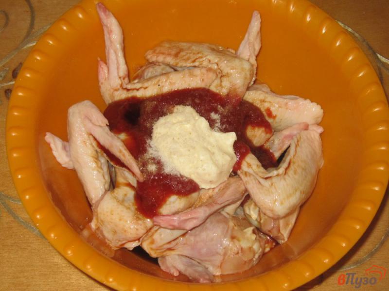 Фото приготовление рецепта: Куриные крылышки запеченные с картофелем в духовке шаг №2