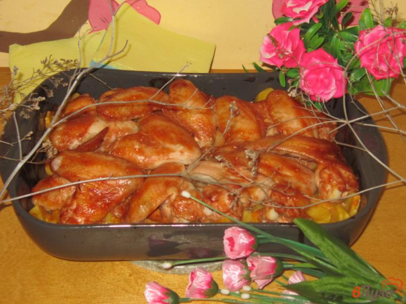 Фото приготовление рецепта: Куриные крылышки запеченные с картофелем в духовке шаг №5