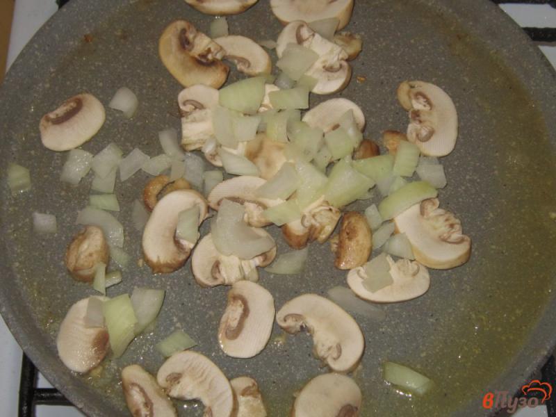 Фото приготовление рецепта: Яичница глазунья с беконом и грибами на завтрак шаг №1