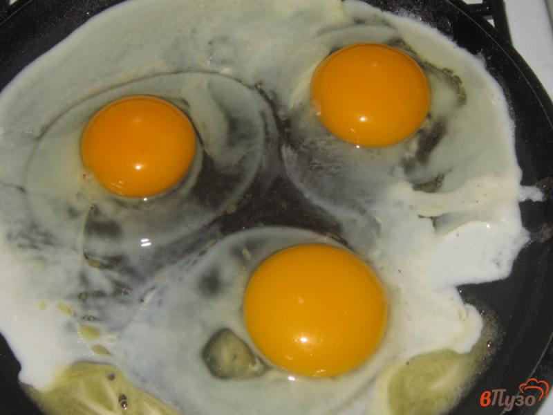 Фото приготовление рецепта: Яичница глазунья с беконом и грибами на завтрак шаг №2