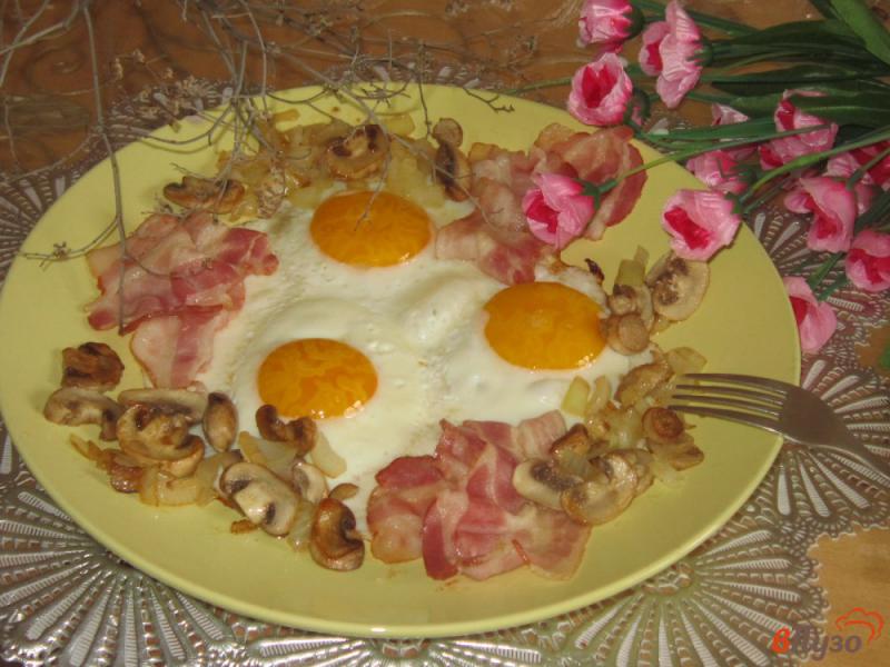 Фото приготовление рецепта: Яичница глазунья с беконом и грибами на завтрак шаг №5