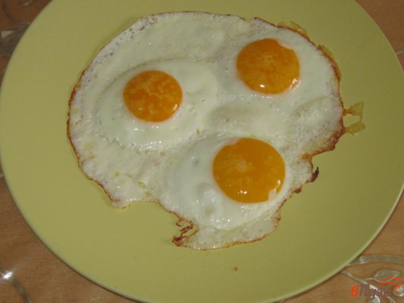 Фото приготовление рецепта: Яичница глазунья с беконом и грибами на завтрак шаг №4