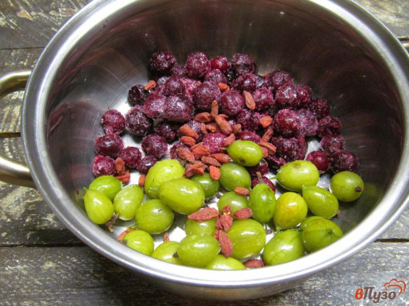 Фото приготовление рецепта: Кисель из крыжовника и вишни с ягодой годжи шаг №2