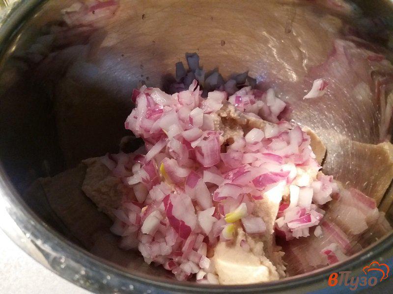 Фото приготовление рецепта: Салат из печени трески шаг №3
