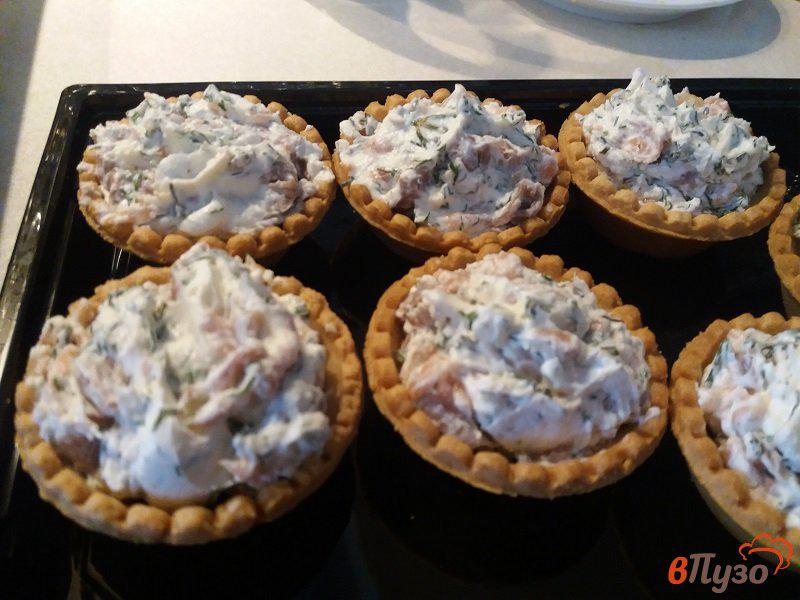 Фото приготовление рецепта: Тарталетки с форелью и творожным сыром шаг №6