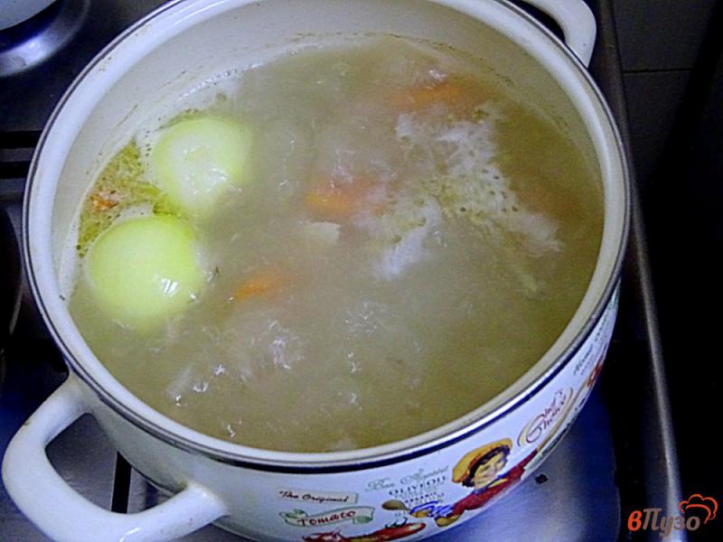 Фото приготовление рецепта: Суп диетический с брюссельской капустой и фасолью шаг №2