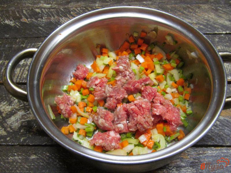 Фото приготовление рецепта: Овощной суп с нутом и мясным фаршем шаг №3