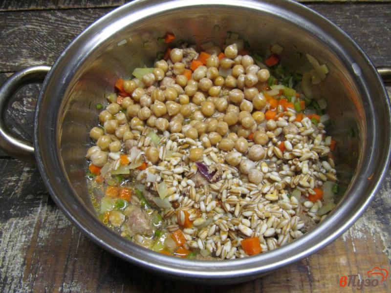Фото приготовление рецепта: Овощной суп с нутом и мясным фаршем шаг №4