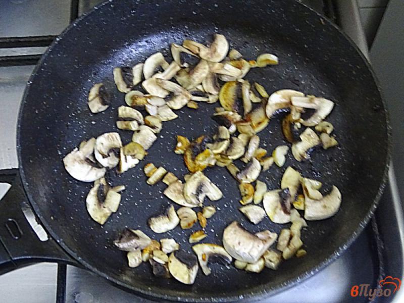 Фото приготовление рецепта: Печень с грибами шаг №5