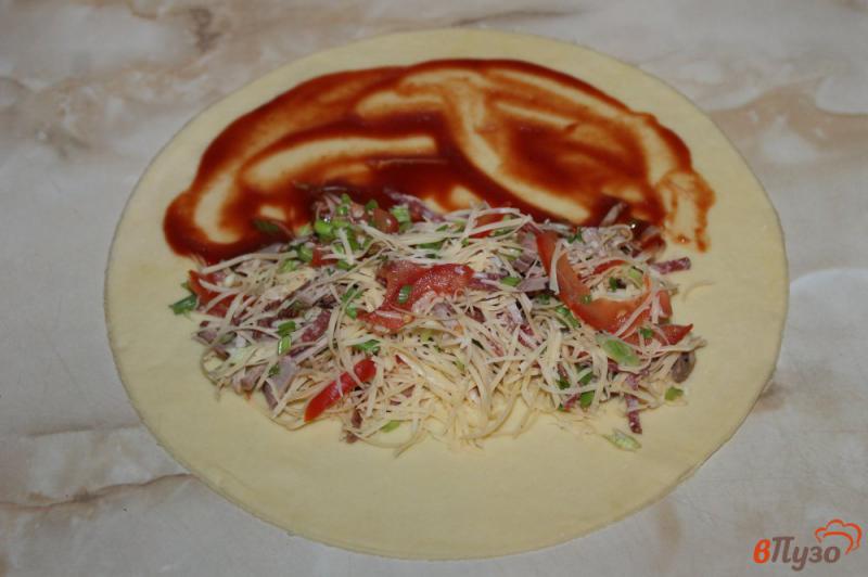 Фото приготовление рецепта: Закрытая пицца с мясом и колбасой шаг №4