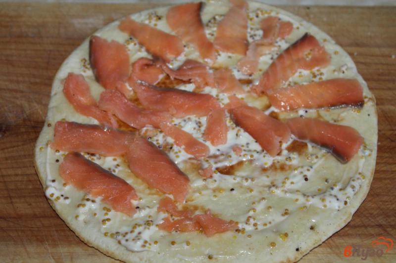 Фото приготовление рецепта: Пицца на сковороде с рыбой каперсами помидорами и сыром шаг №2