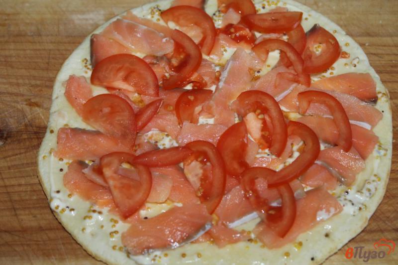 Фото приготовление рецепта: Пицца на сковороде с рыбой каперсами помидорами и сыром шаг №3