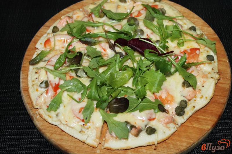 Фото приготовление рецепта: Пицца на сковороде с рыбой каперсами помидорами и сыром шаг №7