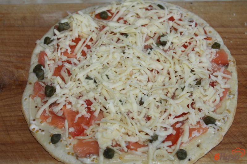 Фото приготовление рецепта: Пицца на сковороде с рыбой каперсами помидорами и сыром шаг №5