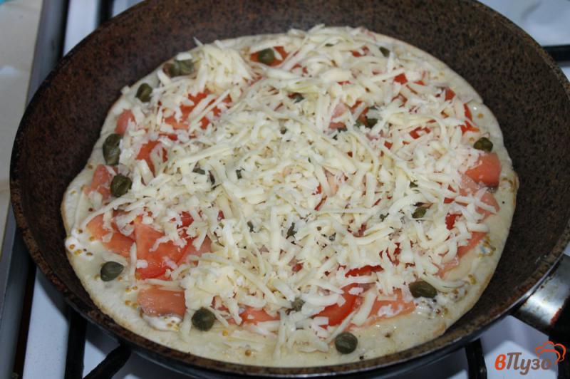 Фото приготовление рецепта: Пицца на сковороде с рыбой каперсами помидорами и сыром шаг №6