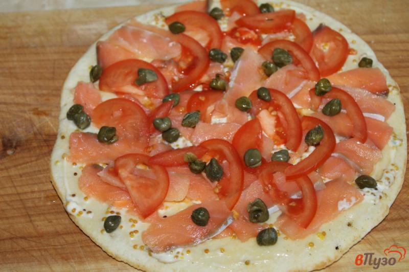 Фото приготовление рецепта: Пицца на сковороде с рыбой каперсами помидорами и сыром шаг №4