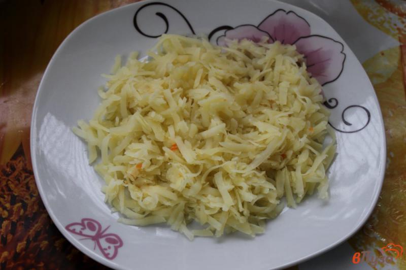 Фото приготовление рецепта: Слоеный салат со шпротами и морковью шаг №1