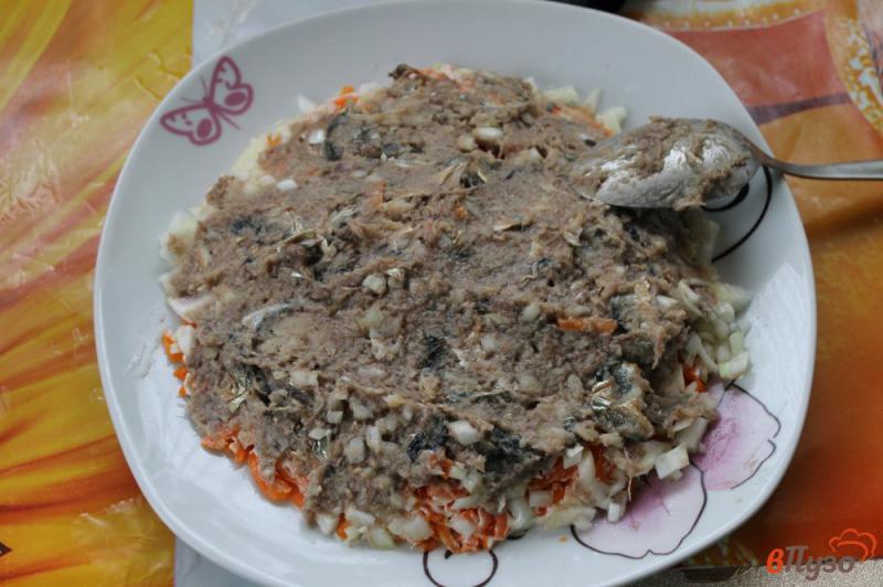 Фото приготовление рецепта: Слоеный салат со шпротами и морковью шаг №3