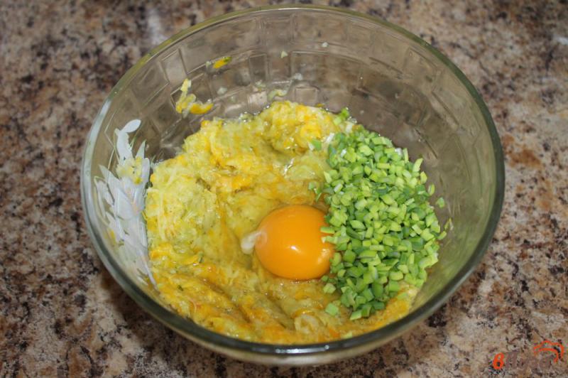 Фото приготовление рецепта: Кабачковые оладьи с зеленым луком шаг №3
