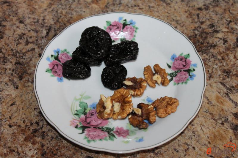 Фото приготовление рецепта: Сметанное желе с черносливом и грецким орехом шаг №1