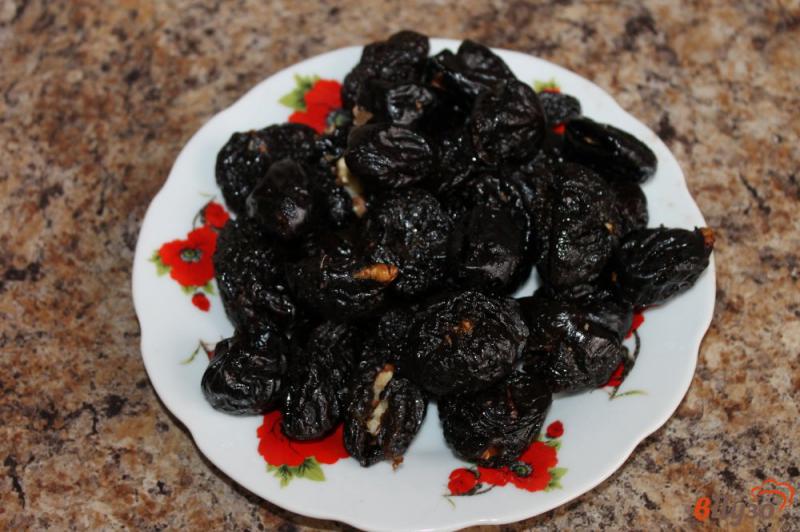 Фото приготовление рецепта: Сметанное желе с черносливом и грецким орехом шаг №2