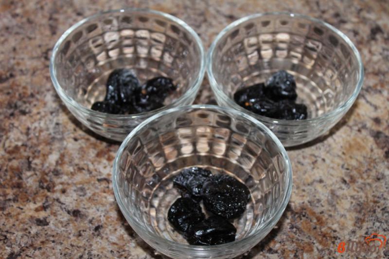 Фото приготовление рецепта: Сметанное желе с черносливом и грецким орехом шаг №6