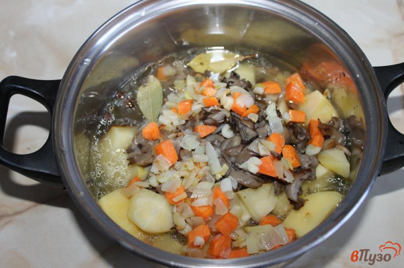 Фото приготовление рецепта: Рагу из картофеля с вешенками шаг №5