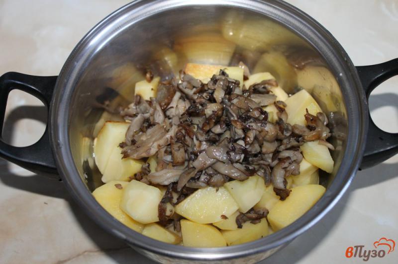 Фото приготовление рецепта: Рагу из картофеля с вешенками шаг №3