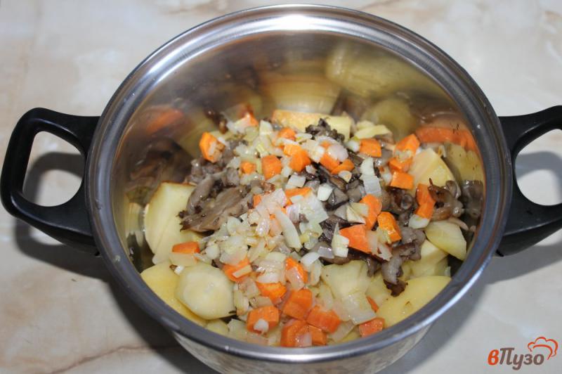 Фото приготовление рецепта: Рагу из картофеля с вешенками шаг №4
