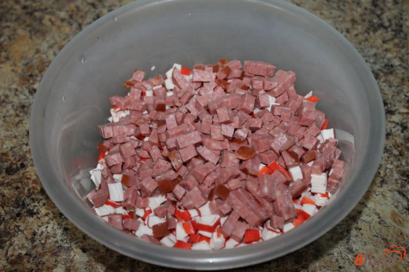 Фото приготовление рецепта: Салат из крабовых палочек с колбасой шаг №3