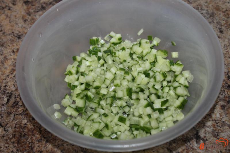 Фото приготовление рецепта: Салат из крабовых палочек с колбасой шаг №1