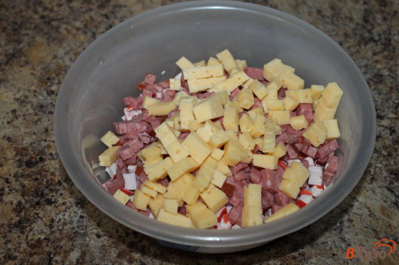 Фото приготовление рецепта: Салат из крабовых палочек с колбасой шаг №4