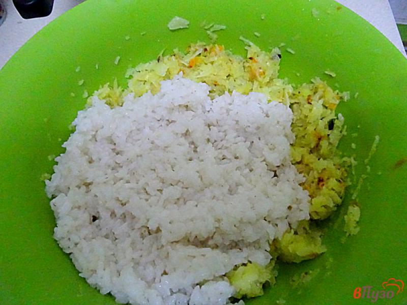 Фото приготовление рецепта: Запеканка с рисом, фаршем и капустой шаг №5