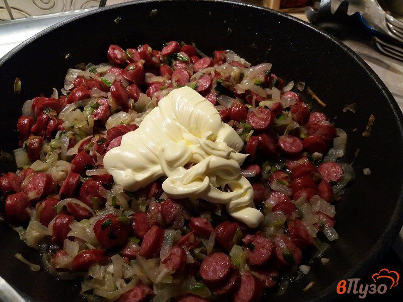 Фото приготовление рецепта: Запеченный картофель с колбасками барбекю шаг №6