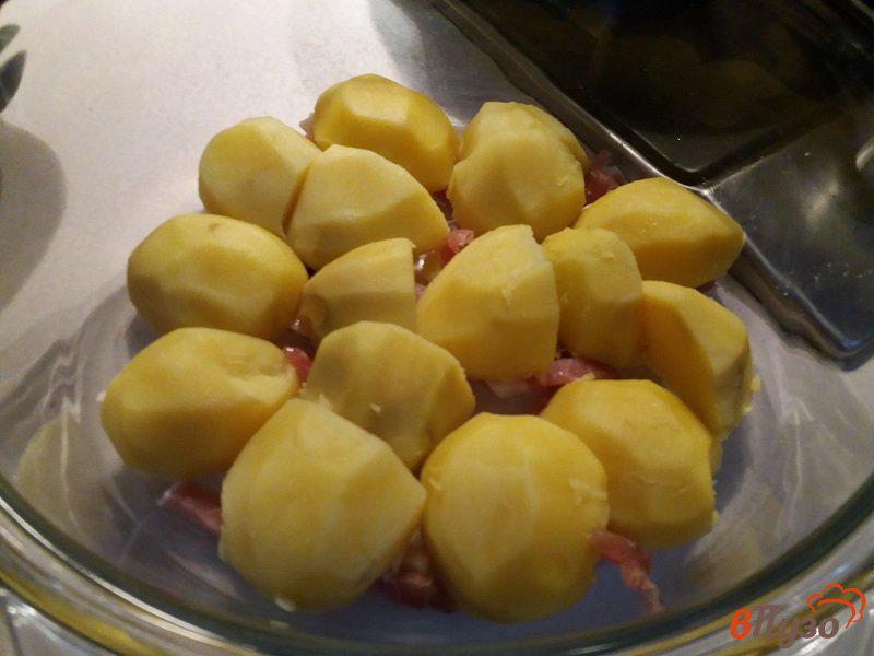 Фото приготовление рецепта: Запеченный картофель с колбасками барбекю шаг №8