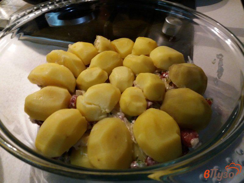 Фото приготовление рецепта: Запеченный картофель с колбасками барбекю шаг №10